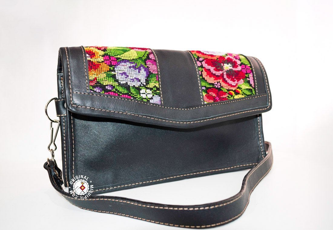 Cartera de mano con cincho, Piel genuina y Textil guatemalteco en color negro